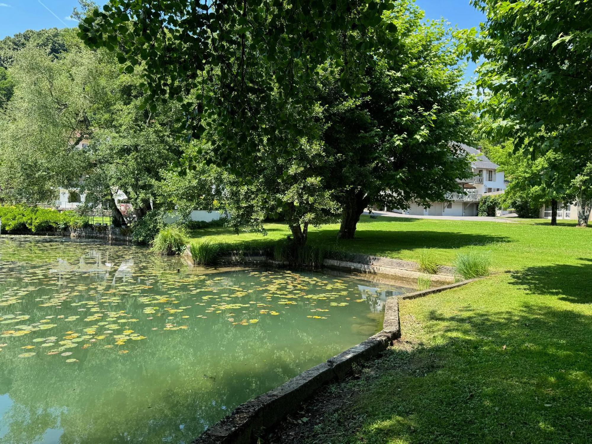 Les Lodges Du Lac Saint-Alban-de-Montbel Екстер'єр фото