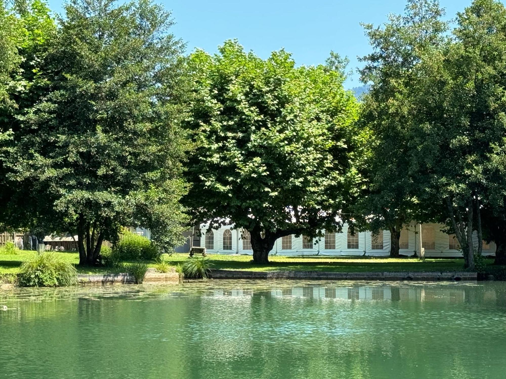 Les Lodges Du Lac Saint-Alban-de-Montbel Екстер'єр фото