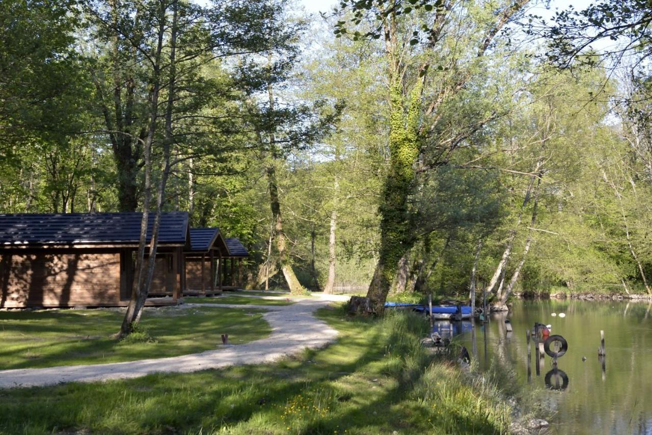 Les Lodges Du Lac Saint-Alban-de-Montbel Екстер'єр фото