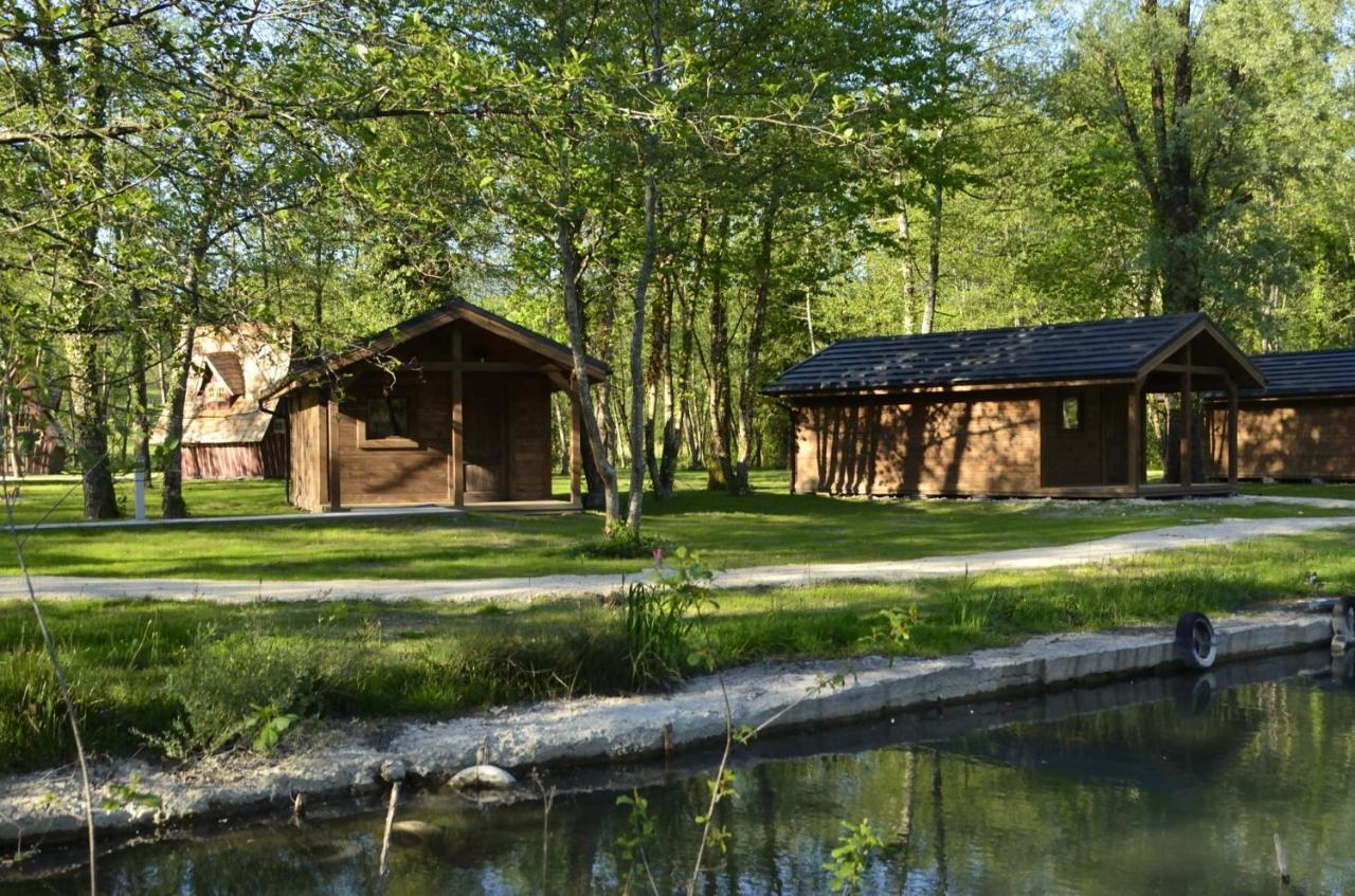 Les Lodges Du Lac Saint-Alban-de-Montbel Екстер'єр фото