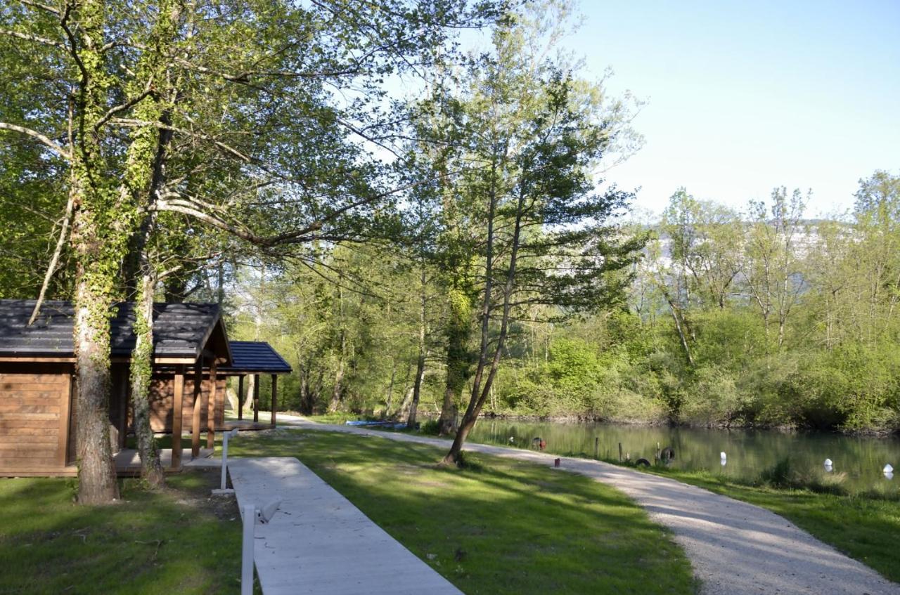 Les Lodges Du Lac Saint-Alban-de-Montbel Екстер'єр фото